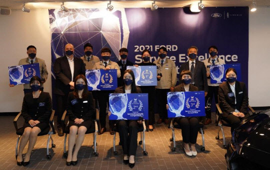 지난 9일 경기도 평택에 위치한 트레이닝 센터에서 열린 '2021 포드 서비스 엑셀런스 경진대회'에서 데이비드 제프리 (뒷줄 왼쪽 두번째) 포드코리아 사장 및 수상자들이 기념사진을 찍고 있다. 포드코리아 제공